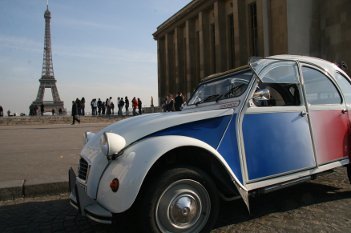 Citroën 2cv vista dal Trocadéro con Tour eiffel