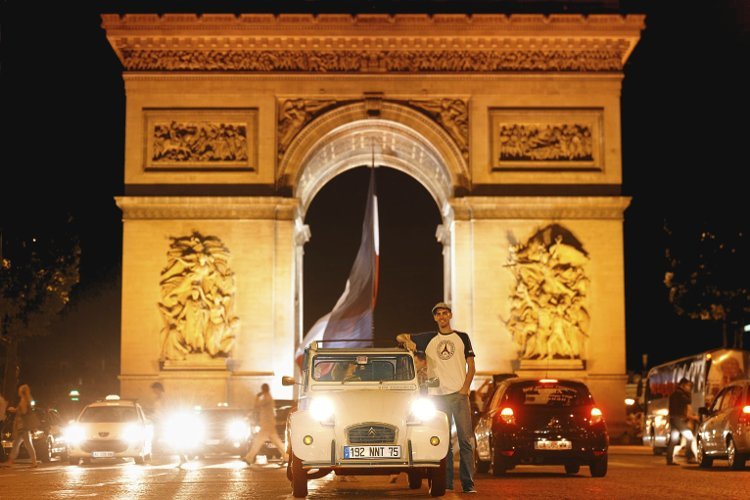 Citroën 2 CV Cocorico vor den Champs-Elysees bei Nacht