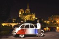 2CV Citroën cocorico detrás de Notre Dame por la noche