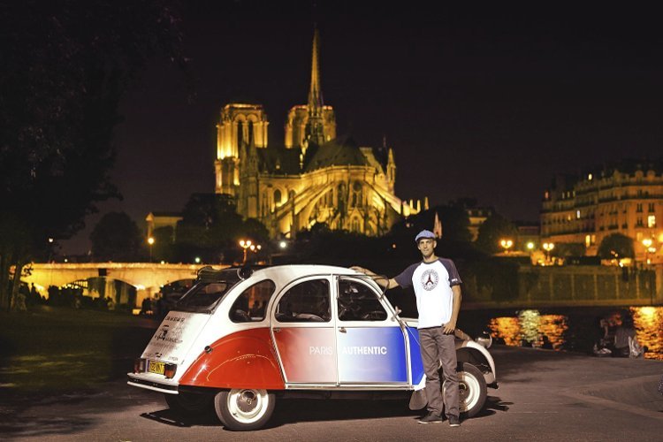 乘坐雪铁龙甲壳虫老爷车2cv 夜晚游览香街对面的景区