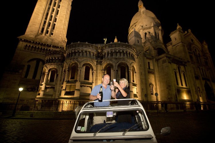 Citroën 2 CV mit Paar vor der Sacre Coeur Basilika bei Nacht