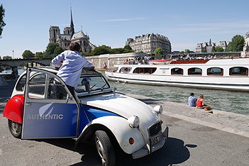 2cv Citroën a orillas del Sena con fly boat