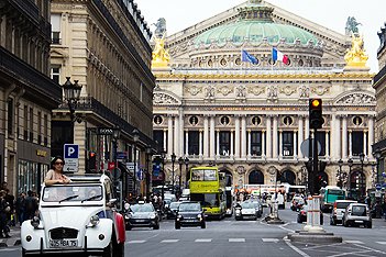 Citroën 2 CV vor der Garnier Oper