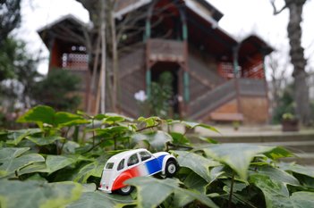 miniature 2CV placed in a shrub