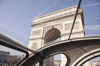 Aussicht auf die Champs Elysees von dem offenen Dach des 2 CV