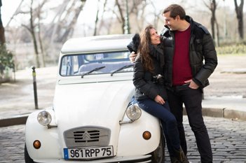 Pareja al lado de un Citroën cocorico de 2CV