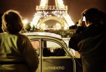 Citroën 2 CV mit Fahrer am Seine Ufer unter dem Eiffelturm