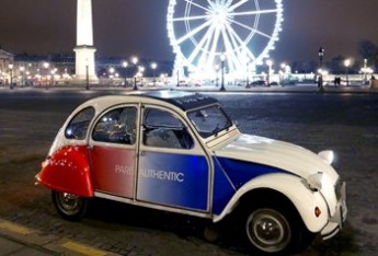 Citroën 2cv cocorico sulla place de la Concorde