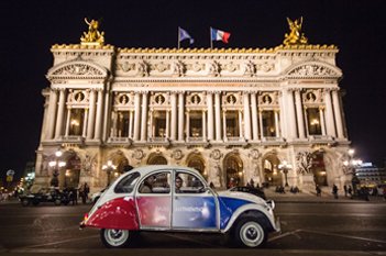 2CV Citroën cocorico in front of the Garnier Opera House