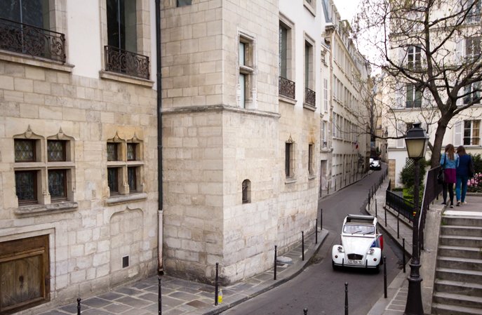 2cv avec chauffeur qui se balade dans Paris