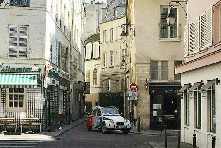 2cv Citroën dans les rues de Paris