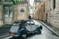 2CV Citroën con conductor en los barrios antiguos