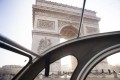 Citroën 2cv con autista sugli Champs Elysées