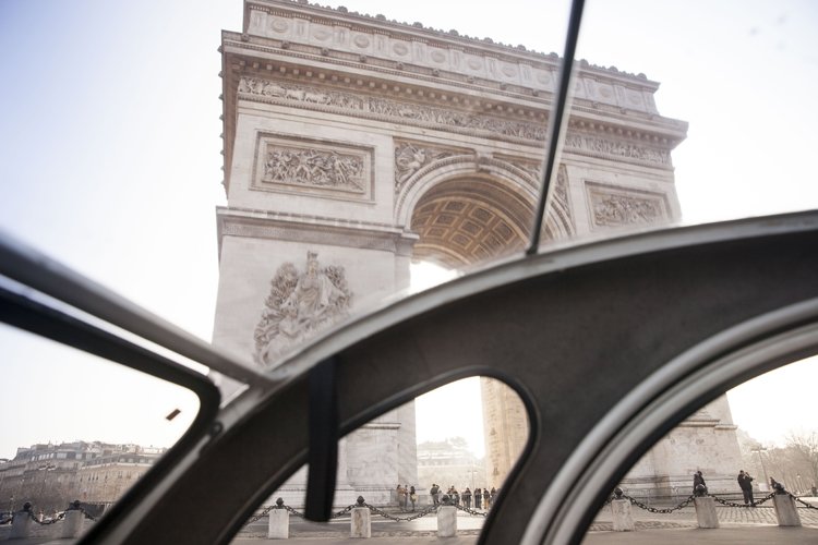 Citroën 2 CV mit Fahrer auf den Champs Elysees