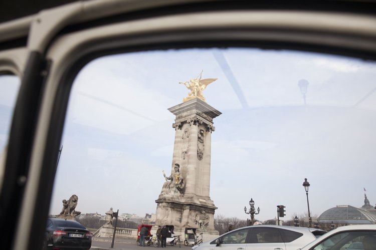 Citroën 2 CV vor der Bastille