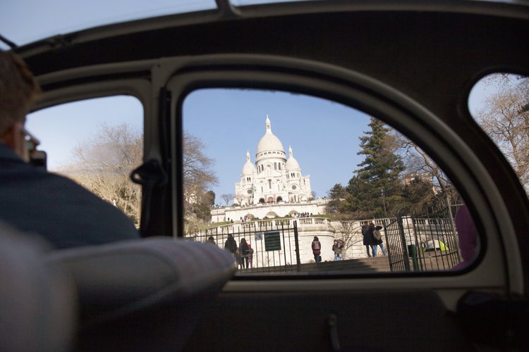 2cv devant le Sacré Coeur à Montmartre