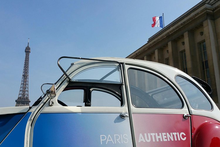 Citroën 2 CV unter dem Eiffelturm