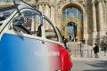 Citroën 2 CV der vor einem Denkmal  von Paris parkt