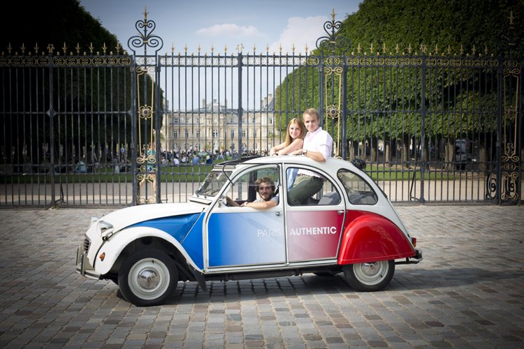 2CV con conductor delante del jardín de Luxemburgo