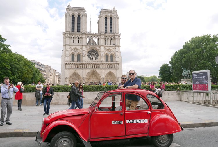 2CV red on a walk in front of Notre Dame de Paris