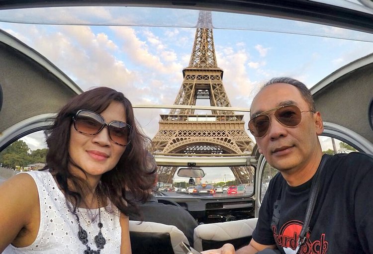 Couple en 2cv devant la Tour Eiffel