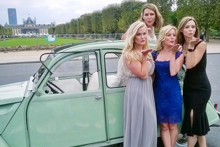 Balade entre amies dans une 2cv