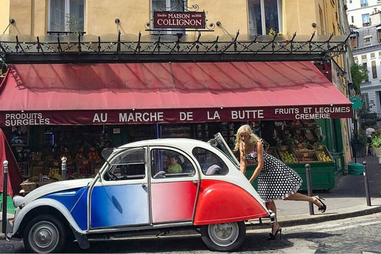 2cv Citroën garée devant restaurant