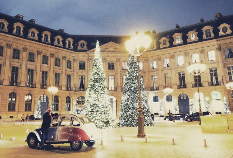 Citröen 2 CV vor einem Denkmal von Paris parkend