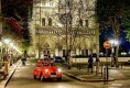 2cv avec son chauffeur devant Notre Dame de Paris