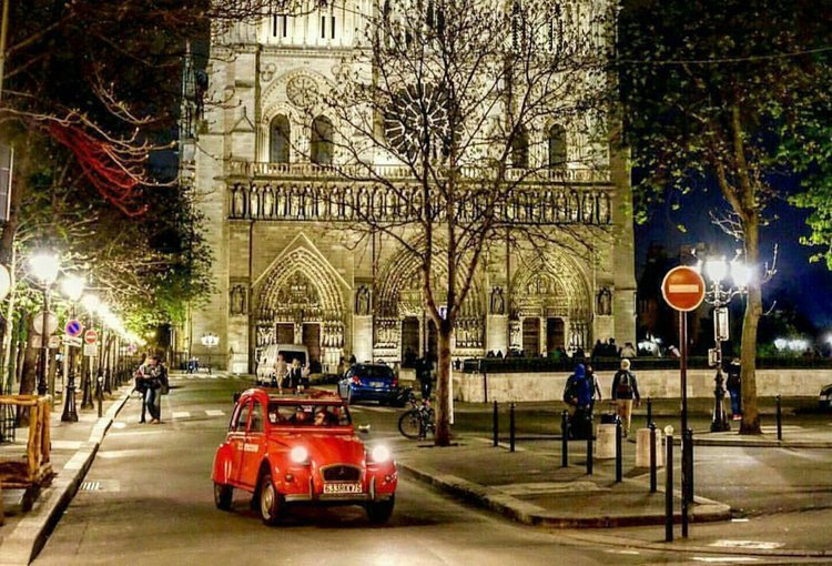 Citroën 2 CV mit Fahrer vor Notre Dame de Paris 