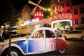 2cv devant le Moulin Rouge à Pigalle