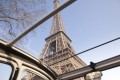 2CV bajo la Torre Eiffel de día