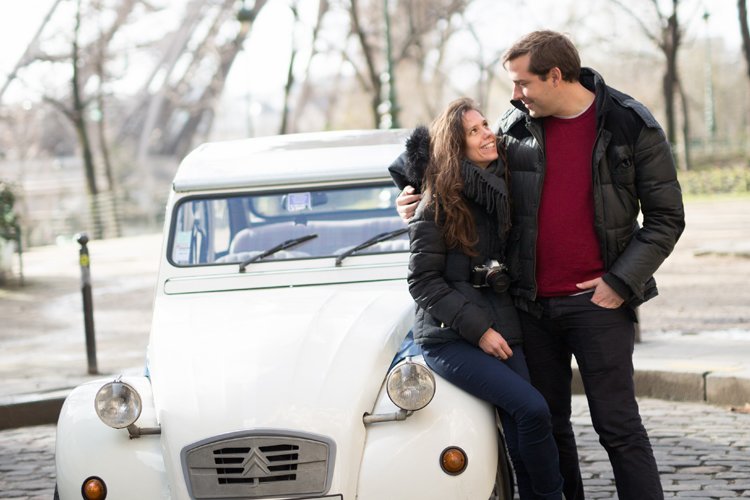 Couple assis devant une 2cv Citroën