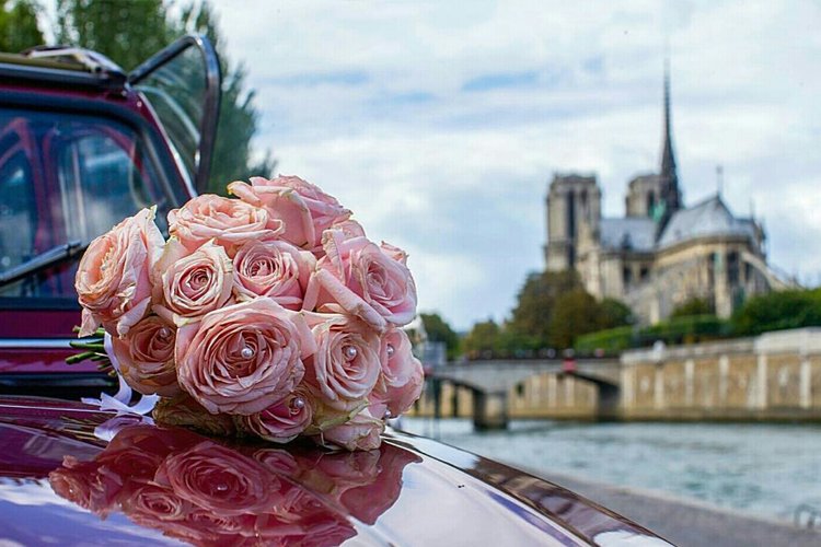Mazzo di fiori su una 2cv davanti a Notre Dame de Paris