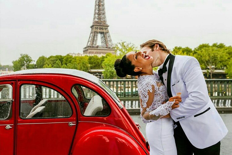 Couple kissing in front of the 2CV
