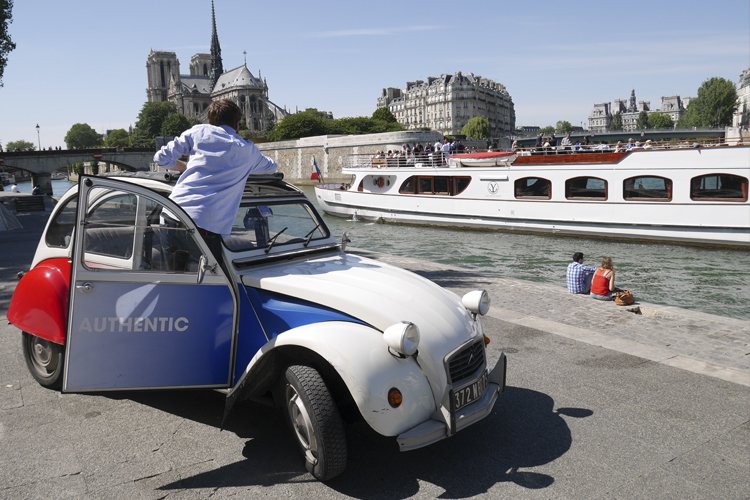 2CV a orillas del Sena en París